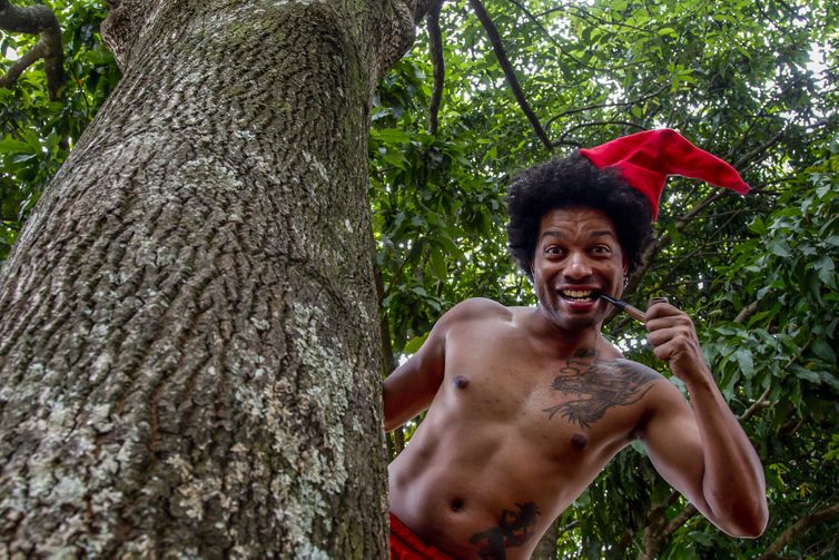 Brasília (DF), 31/10/2023 - Mensagens em inglês convidando para a festa de Halloween nas escolas. Não, não se trata de uma cena de filme estrangeiro, mas de cenários possíveis de escolas brasileiras em 2023. Nesta terça (31), Dia do Saci, é possível que esse símbolo da cultura brasileira possa, mais uma vez, sofrer apagamentos e que as crianças desconheçam o que o personagem lendário significa além da imagem do menino preto com um gorro vermelho na cabeça. Saci, conforme explicam os pesquisadores, é uma lenda que ensina crianças e adultos, e a negação desse mito espelha o racismo nacional de cada dia.
Foto: Joédson Alves/Agência Brasil