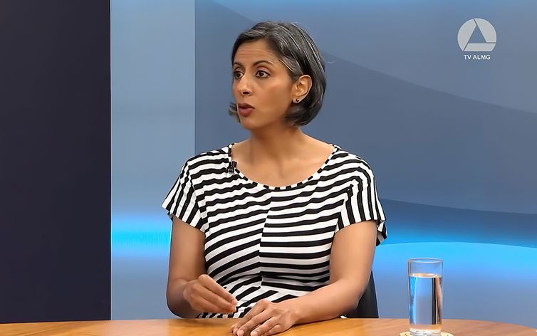 24/10/2023, Rashmi Singh, professora de relações internacionais da PUC Minas, durante entrevista a TV Assembleia MG. Foto: Frame/TV Assembleia MG