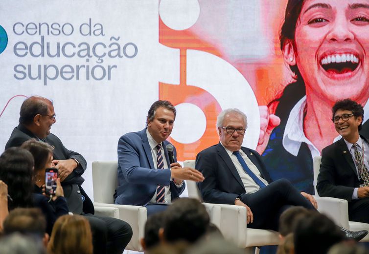 Brasília (DF), 10/10/2023, O presidente do CNE, Luiz Curi, o Ministro de Estado da Educação, Camilo Santana, o presidente do Instituto Nacional de Estudos e Pesquisas Educacionais Anísio Teixeira (Inep), e o professor Carlos Moreno, durante apresentação dos resultados do Censo da Educação Superior 2022. Foto: Antônio Cruz/Agência Brasil