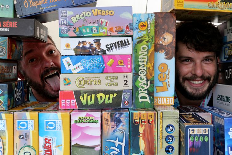 Rio de Janeiro (RJ), 11/11/2023 - Elson Bemfeito e Dan Paskin, criadores do SeJoga, grupo LGBTQIA+ periférico, em  encontro de acolhimento com jogos de tabuleiro, na Penha, zona norte da cidade. Foto: Tânia Rêgo/Agência Brasil