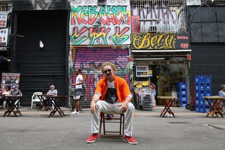 São Paulo (SP), 10/11/2023 - O precursor do breaking ou breakdance no Brasil, Nelson Triunfo, fala sobre a cultura Hip Hop no centro da capital paulista. Foto: Rovena Rosa/Agência Brasil