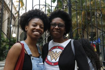 Rio de Janeiro (RJ), 05/11/2023 - A candidata Cíntia Oliveira fala sobre as provas ao lado da filha, a estudante universitária Maria Eduarda Oliveira, após o primeiro dia do Enem 2023, na Universidade Veiga de Almeida, na Tijuca. Foto: Fernando Frazão/Agência Brasil