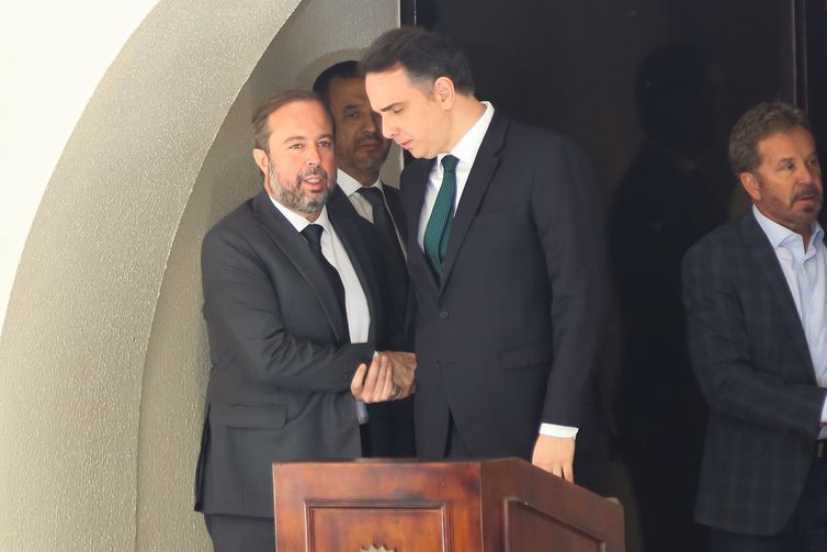 Brasília, DF 06/12/2023 O ministro da Fazenda, Fernando Haddad, acompanhado do ministro das Minas e Energia, Alexandre Silveira, se reúne com o presidente do Senado, Rodrigo Pacheco, na residência oficial do Senado.  Foto: Fabio Rodrigues-Pozzebom/ Agência Brasil