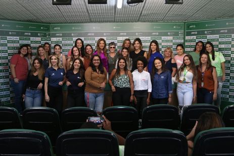 Rovena Rosa/Agência Brasil São Paulo (SP), 16/01/2024 - A presidente do Palmeiras, Leila Pereira, fala com a imprensa em coletiva só para jornalistas mulheres, no Centro de Treinamento do clube. Foto: Rovena Rosa/Agência Brasil