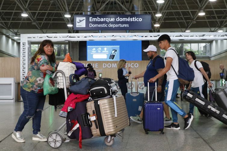 Rio de Janeiro (RJ), 02/10/2023 - Movimento de passageiros no Aeroporto Internacional Tom Jobim, no Galeão, após migração de voos operados no Aeroporto Santos Dumont. Foto: Fernando Frazão/Agência Brasil