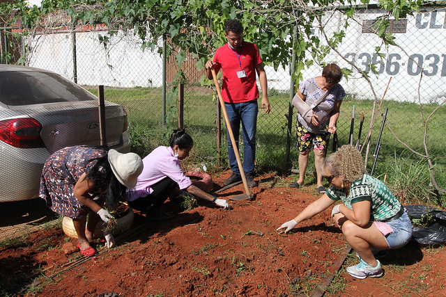 31/01/2024 - Pacientes da UBS 1 de Águas Claras produzem repelentes naturais