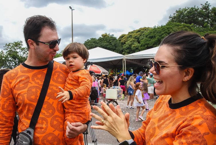 Brasília (DF), 03/02/2024, Carnavel de Brasília com o bloco Suvaco da Asa 2024, Suvaquinho para crianças. Na foto Matheus Mendonça e a esposa Ana Luiza Machado com seu filho Bernardo. Foto Antonio Cruz/Agência Brasil