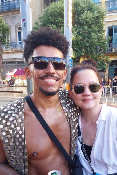 Com tema A Onda Está Certa, bloco Toca Rauuul relembra entrevista de Raul Seixas em 1977. Clayton Barbosa e Karen Ramalho curtiram a festa. 