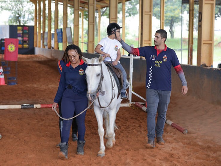 21/02/2024 - Projeto gratuito de equitação e equoterapia volta às aulas com 360 alunos