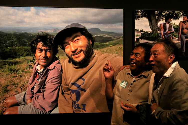 Rio de Janeiro (RJ), 27/02/2024 - O fotógrafo, Hiromi Nagakura e o filósofo indígena, Ailton Krenak, se emocionam em frente a uma foto dos dois, da década de 90.  Exposição fotográfica “Hiromi Nagakura até a Amazônia com Ailton Krenak”, no CCBB, centro da cidade . Foto: Tânia Rêgo/Agência Brasil
