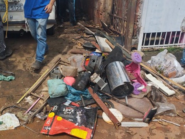 31/01/2024 - Ação conjunta retira lixo da casa de acumulador em Samambaia