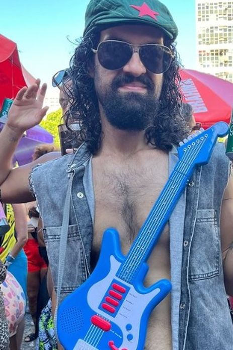 Com tema A Onda Está Certa, bloco Toca Rauuul relembra entrevista de Raul Seixas em 1977. Vários foliões foram vestidos como o cantor. 