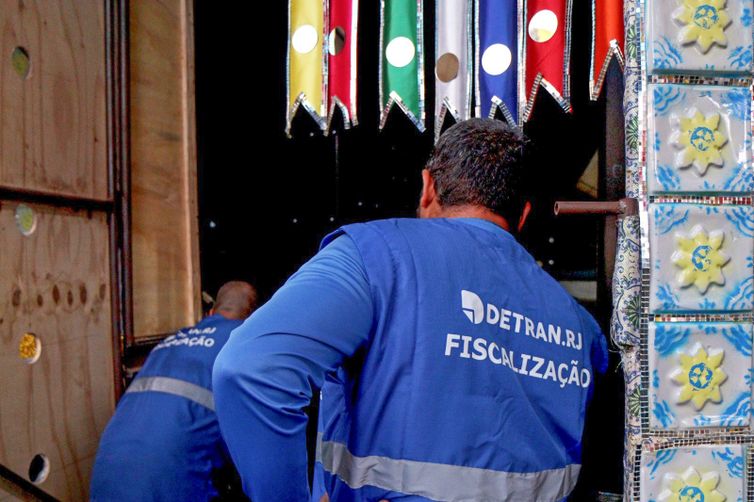 O Detran.RJ realizou hoje, na Cidade do Samba, uma fiscalização nos carros alegóricos das escolas de samba do Grupo Especial do Rio de Janeiro.  Foto: Detran RJ/Divulgação