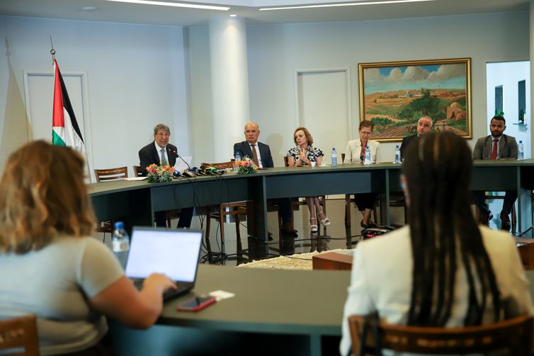 Brasília (DF) 27/02/2024 - O embaixador da Palestina no Brasil, Ibrahim Alzeben (e), durante coletiva de imprensa para falar do conflito com Israel. 
Foto: Antonio Cruz/Agência Brasil