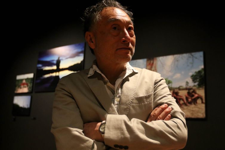 Rio de Janeiro (RJ), 27/02/2024 - O fotógrafo japonês, Hiromi Nagakura, na exposição fotográfica “Hiromi Nagakura até a Amazônia com Ailton Krenak”, no CCBB, centro da cidade . Foto: Tânia Rêgo/Agência Brasil