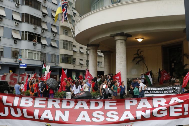Rio de Janeiro (RJ) 20/02/2024 – Manifestantes pedem a liberdade de Julian Assange, fundador do Wikileaks, enquanto a Justiça de Londres examina novo recurso contra sua extradição para os Estados Unidos. Foto: Fernando Frazão/Agência Brasil