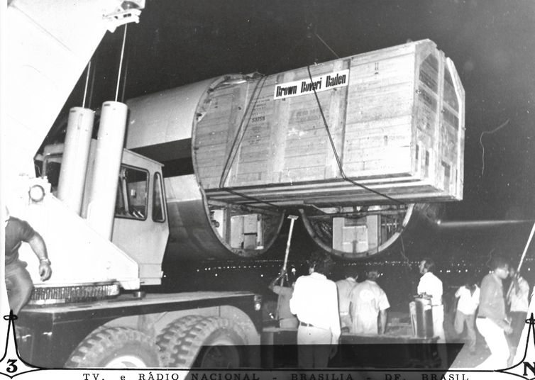 Brasília (DF), 09/03/2024, - Foto de arquivo -  O engenheiro Higino Germani, mostra seu arquivo do Rodeador da EBC em Brasília. Foto da chegada dos transmissores. Foto: Higino Germani/Arquivo Pessoal