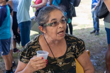 Brasília, 29/03/2024 Maria de Fátima Almeida, 69 anos, chega para assitir a apresentação da Via Sacra em Planaltina, DF.  Foto: Fabio Rodrigues-Pozzebom/Agência Brasil