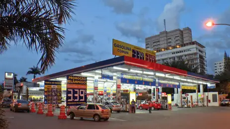 Lava Jato completa 10 anos - Caminhos da Reportagem discute causas e consequências da Lava Jato, que completa 10 anos. Primeira fase da operação foi deflagrada no dia 17 de março de 2014. - Posto de combustíveis que batizou a operação Lava Jato. Imagem: TV Brasil