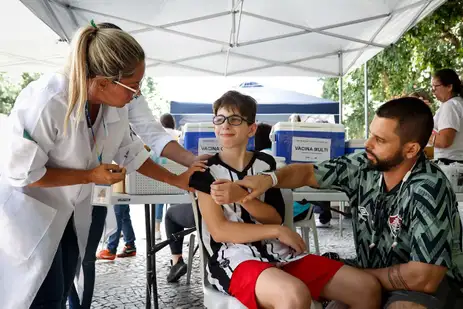 Rio de Janeiro - Dia D contra a dengue no Rio tem campanha educativa e vacinação.  Leonardo e o filho Davi . Foto: Edu Kapps/SMS