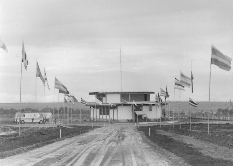Brasília (DF), 09/03/2024, - Foto de arquivo -  O engenheiro Higino Germani, mostra seu arquivo do Rodeador da EBC em Brasília. Acesso ao prédio no dia da inauguração. Foto: Higino Germani/Arquivo Pessoal