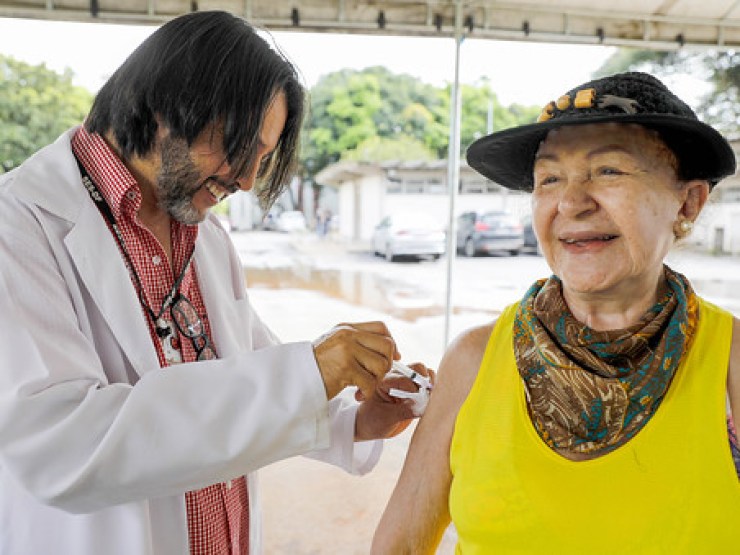 07/04/2024 - Grupo prioritário deve se vacinar contra covid-19 e influenza no DF
