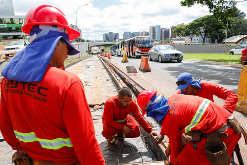 16/04/2024 - W3 Sul recebe pavimento rígido na altura das quadras 701 e 702