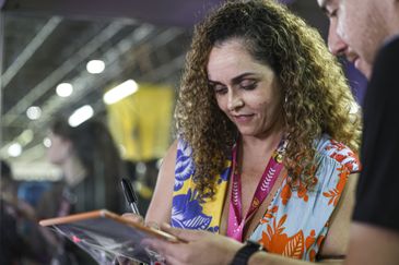 Marcelo Camargo/Agência Brasil Brasília (DF), 20/04/2024 - A dubladora Tati Keplmair dá autógrafos durante o Anime Summit, maior evento otaku e geek do Centro-Oeste, reúne fãs da cultura oriental que em Brasília. Foto: Marcelo Camargo/Agência Brasil