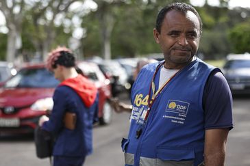 Marcelo Camargo/Agência Brasil Brasília (DF), 20/04/2024 - Francisco Hércules trabalha como vigia de carros durante o Anime Summit, maior evento otaku e geek do Centro-Oeste, que reúne fãs da cultura oriental em Brasília. Foto: Marcelo Camargo/Agência Brasil