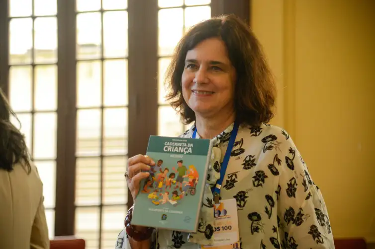 Rio de Janeiro (RJ), 05/04/2024 – A ministra da Saúde, Nísia Trindade, durante lançamento da 6ª edição da Caderneta de Saúde da Criança: Passaporte da Cidadania, no Instituto Nacional da Saúde da Mulher, da Criança e do Adolescente Fernandes Figueira (IFF/Fiocruz), no Flamengo, na zona sul da capital fluminense. Foto: Tomaz Silva/Agência Brasil