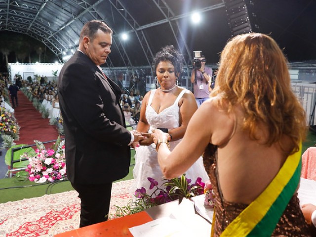 28/04/2024 - Casamento Comunitário oficializa união de 50 casais no Pontão do Lago Sul