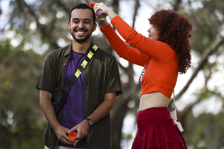 Marcelo Camargo/Agência Brasil Brasília (DF), 20/04/2024 - Gabriel Araújo e Manuela Rodrigues ajeitam suas fantasias para ir ao Anime Summit, maior evento otaku e geek do Centro-Oeste, que reúne fãs da cultura oriental em Brasília. Foto: Marcelo Camargo/Agência Brasil