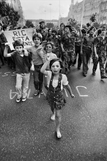 Mostra traz fotografias de Sebastião Salgado na Revolução dos Cravos. - Porto, Portugal, 1975. Foto: Sebastião Salgado