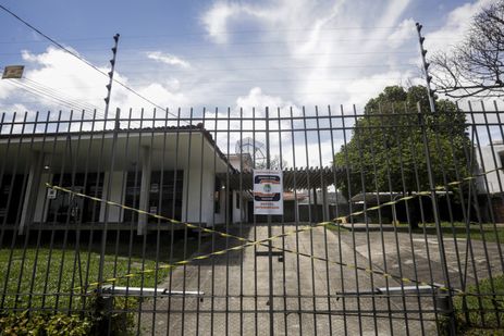 Maceió (AL) 17/12/2023 – Casas nas proximidades da mina n°18 da mineradora Braskem na lagoa de Mundaú são interditadas com os avisos colocados pela prefeitura de Maceió e a Defesa Civil. 
Foto: Joédson Alves/Agência Brasil