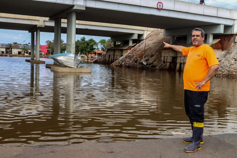 Eldorado do Sul (RS), 22/05/2024 – CHUVAS-RS - DESTRUIÇÃO - Conforme as águas vão baixando, moradores de Eldorado do Sul tendo contato com os estragos causados pelas enchentes. - Josimar Cardoso, secretario de Planejamento de Eldorado do Sul, vistoriando pontos da cidade que foi devastadas pela enchente do Guaíba.  Foto: Rafa Neddermeyer/Agência Brasil