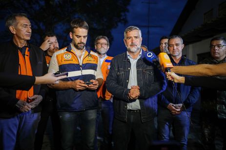 Eduardo Leite, governador do Rio Grande do Sul, Paulo Pimenta, da Secretaria de Comunicação Social da Presidência da República (Secom). durante entrevista coletiva. Foto: Lucas Leffa/Secom-PR