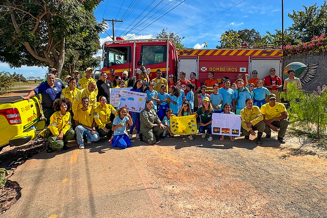 25/04/2024 - Estudantes participam de blitz educativa para prevenção de incêndios florestais