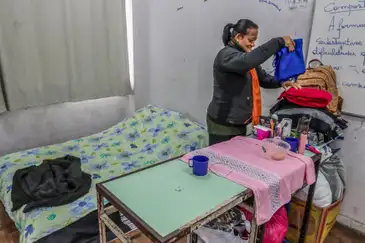 Porto Alegre (RS), 27/05/2024 - Icleia Machado, 50 anos, diarista perdeu todos seus pertences após as enchentes em POA e agora está alojada no colégio, Estadual Júlio de Castilhos, que funciona como abrigo desde o dia 5 de maio.
Foto: Rafa Neddermeyer/Agência Brasil