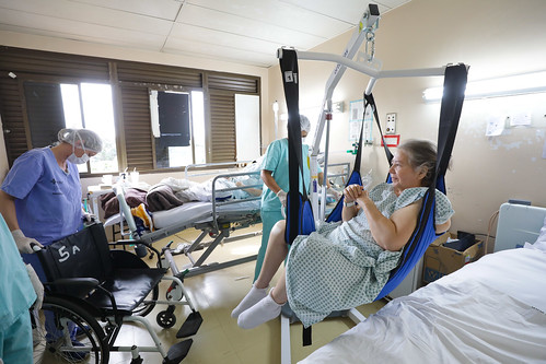 04/06/2024 - Hospitais passam a contar com guinchos para transferência de pessoas acamadas