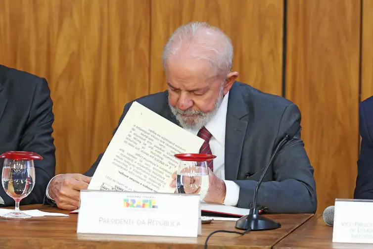 Brasília (DF), 17/06/2024 - O presidente Luiz Inácio Lula da Silva e o ministro da Justiça Ricardo Lewandowski durante cerimônia da assinatura de contrato que destina R$ 318,5 milhões do Fundo Amazônia para o fortalecimento do Plano Amazônia: Segurança e Soberania (AMAS), no Palácio do Planalto. Foto: Valter Campanato/Agência Brasil