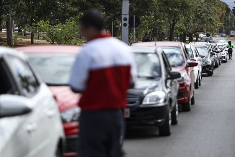Brasília (DF), 06/06/2024 - Consumidores fazem fila em posto de combustíveis durante o Dia Livre de Impostos Foto: Marcelo Camargo/Agência Brasil