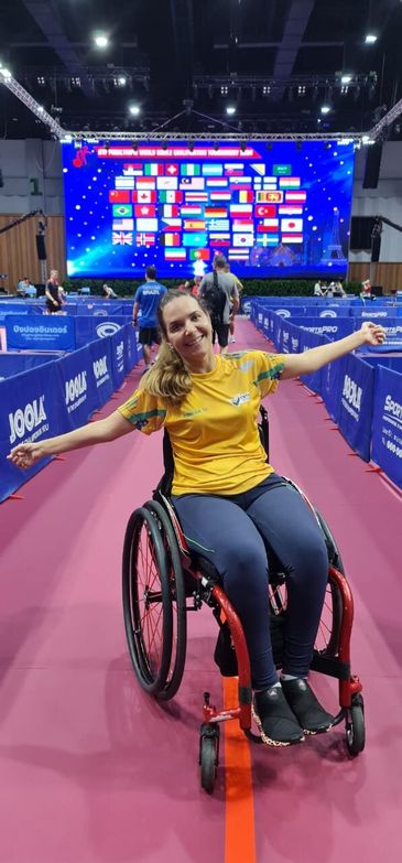 Divulgação/Arquivo pessoal Mesatenista Carla Maia, que é repórter da TV Brasil, vai disputar Paralimpíada de Paris após 20 anos no esporte.