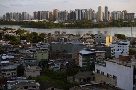 Fernando Frazão/Agência Brasil Vista da comunidade da Muzema, na zona oeste da cidade do Rio de Janeiro, onde dois prédios desabaram.