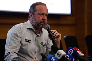 Fernando Frazão/Agência Brasil Rio de Janeiro (RJ) 19/09/2024 - O ministro de Minas e Energia, Alexandre Silveira, explica o plano de contingência e a recomendação de adotar o horário de verão feita pelo Operador Nacional do Sistema Elétrico (ONS). Foto: Fernando Frazão/Agência Brasil
