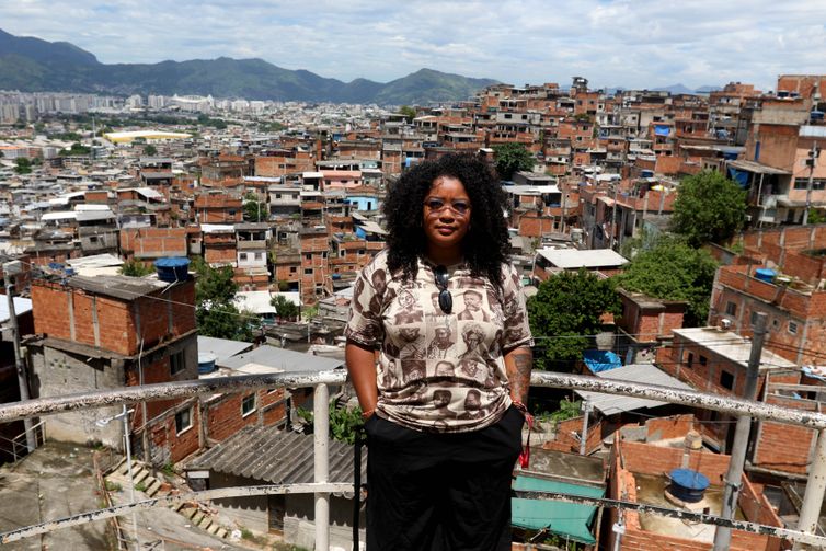 Tânia Rêgo/Agência Brasil Rio de Janeiro (RJ), 22/02/2023 - Gabriela Santos, diretora executiva do Voz das Comunidades, no Complexo do Alemão, zona norte da cidade. Foto: Tânia Rêgo/Agência Brasil