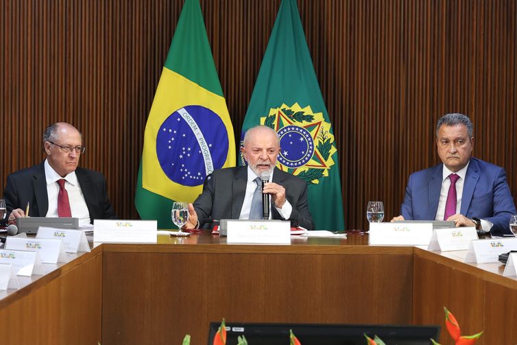 Valter Campanato/Agência Brasil Brasília (DF), 31/10/2024 - Presidente da República, Luiz Inácio Lula da Silva, acompanhado do vice-presidente da República Geraldo Alckimin e o ministro da Casa Civil durante reunião com ministros e governadores. Foto: Valter Campanato/Agência Brasil