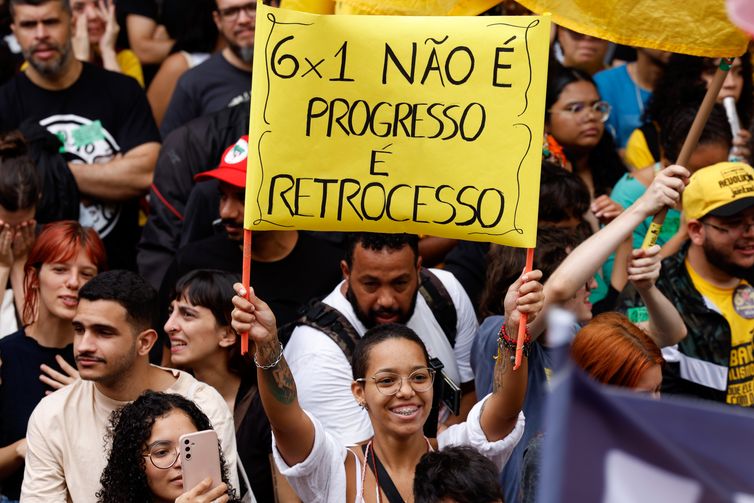Tânia Rêgo/Agência Brasil Rio de Janeiro (RJ), 15/11/2024 - Manifestantes se reunem em protesto pelo fim da jornada de trabalho 6 x 1, na Cinelândia, centro da cidade. Foto: Tânia Rêgo/Agência Brasil