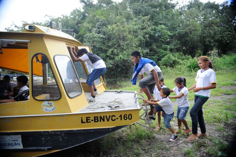 04 16:19:55 Crianças da comunidade de São Francisco do Mainã vão de lancha para a escola (Tomaz Silva/Agência Brasil)