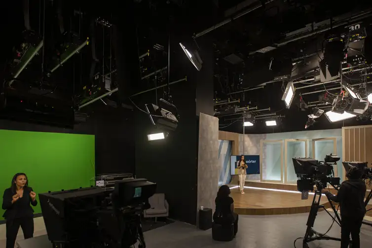 Joédson Alves/Agência Brasil Brasília (DF) 06-04-2023 - Por dentro da Empresa Brasil de Comunicação (EBC), estúdio 01 transmitindo ao vivo o programa Repórter DF, detalhe da tradutora de libras durante transmissão (e).
Foto: Joédson Alves/Agência Brasil