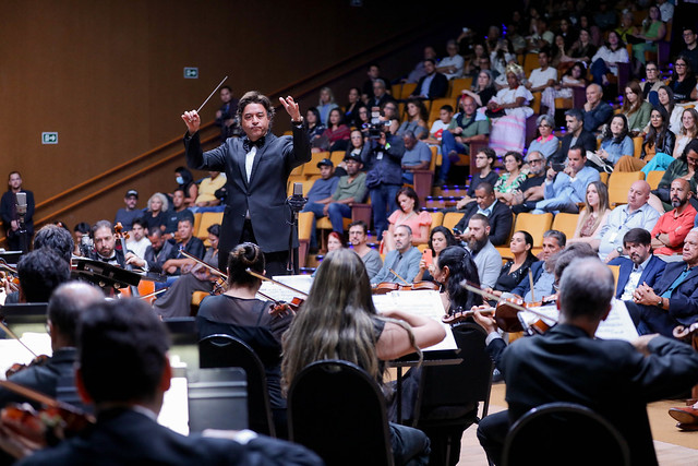 18/12/2024 - Operários veem a concretização do trabalho na obra do Teatro Nacional durante concerto na Martins Pena